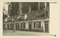4101 Gezicht op enkele huizen aan het Jacobskerkhof te Utrecht.
